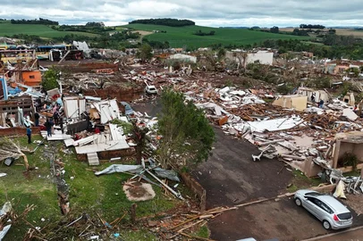 Olho Vivo Paraná / Divulgação Tornado destrói a cidade de Rio Bonito do Iguaçu, no sudoeste do Paraná<!-- NICAID(16163530) -->