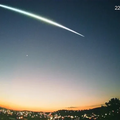 Uma grande bola de fogo cortou o céu da região metropolitana de Porto Alegre no fim da tarde de terça-feira (22). A passagem do meteoro fireball foi registrada pelo Observatório Espacial Heller & Jung, em Taquara.<!-- NICAID(15896870) -->
