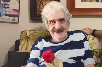 Dublador Roberto Macedo em vídeo do canal Versão Dublada. Artista morreu aos 84 anos.<!-- NICAID(15466398) -->