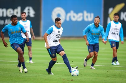 RS - FUTEBOL/ TREINO GREMIO 2025 - ESPORTES - Jogadores do Gremio realizam treino tÃ©cnico durante a manha desta terca-feira, no CT Luiz Carvalho, na preparaÃ§Ã£o para a partida valida pelo Copa Sul Americana 2025. FOTO: LUCAS UEBEL/GREMIO FBPA<!-- NICAID(16046587) -->