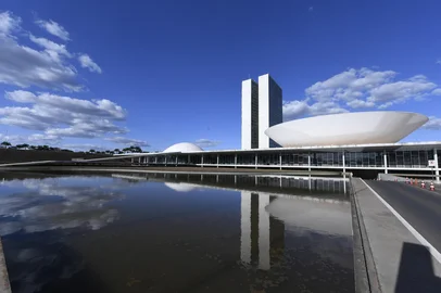 Jefferson Rudy / Agência Senado Fachada do Congresso Nacional, a sede das duas Casas do Poder Legislativo brasileiro.As cúpulas abrigam os plenários da Câmara dos Deputados (côncava) e do Senado Federal (convexa), enquanto que nas duas torres - as mais altas de Brasília, com 100 metros - funcionam as áreas administrativas e técnicas que dão suporte ao trabalho legislativo diário das duas instituições.<!-- NICAID(15218479) -->