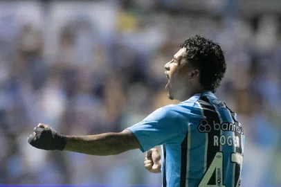 GAUCHO 2026, AVENIDA X GREMIORS - GAÚCHO 2026, AVENIDA X GRÊMIO - ESPORTES - RS - PORTO ALEGRE - 10/01/2026 - GAÚCHO 2026, AVENIDA X GRÊMIO - Roger jogador do Grêmio comemora seu gol durante partida contra o Avenida no estádio Eucaliptos pelo campeonato Gaúcho 2026. 10/01/2026 - Foto: MAXI FRANZOI/AGIF - AGÊNCIA DE FOTOGRAFIA/AGIF - AGÊNCIA DE FOTOGRAFIA/ESTADÃO CONTEÚDOEditoria: ESPORTESLocal: PORTO ALEGREIndexador: MAXI FRANZOIFotógrafo: AGIF - AGÊNCIA DE FOTOGRAFIA<!-- NICAID(16201779) -->