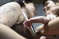 PORTO ALEGRE, RS, BRASIL, 09-02-2026: Lívia Helena Cunha e Jéssica Maria Colpes são um casal que engravidou por meio de fertilização in vitro. A mãe não gestante foi demitida, e as duas precisaram recorrer à Justiça para garantir o plano de saúde e realizar o parto da filha, Júlia. Fotos: Duda Fortes/Agencia RBS<!-- NICAID(16221783) -->