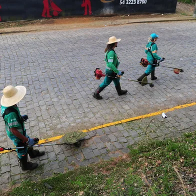 CAXIAS DO SUL, RS, BRASIL, 30/01/2018. Codeca intensifica capina em bairros de Caxias. Porém, clima quente favorece o crescimento da grama, o que tem gerado reclamação da população. Na foto, equipe da Codeca realiza capina na rua Virgílio Ramos, no bairro Madureira. (Porthus Junior/Agência RBS)<!-- NICAID(13390122) -->