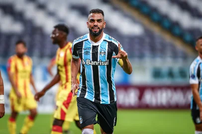 Gremio x AraguaRS - FUTEBOL/CONMEBOL SULAMERICANA 2021 /GREMIO X ARAGUA - ESPORTES - Lance da partida entre Gremio e Aragua disputada na noite desta quinta-feira, na Arena do Gremio, valida pela Sulamericana 2021. FOTO: LUCAS UEBEL/GREMIO FBPAEditoria: SPOLocal: Porto AlegreIndexador: Lucas UebelSecao: futebolFonte: Gremio.netFotógrafo: Gremio x Aragua<!-- NICAID(14776775) -->