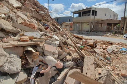 A demolição de casas para a recomposição do dique que protege o bairro Sarandi, na Zona Norte de Porto Alegre, está suspensa e sem previsão de retomada. A prefeitura de Porto Alegre paralisou a operação após decisão judicial que negou, na noite desta terça-feira (25), pedido para retirada de famílias que residem junto à estrutura. A Procuradoria-Geral do Município anunciou que vai recorrer da decisão.<!-- NICAID(16004017) -->