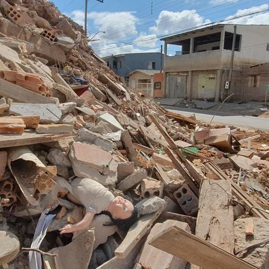 A demolição de casas para a recomposição do dique que protege o bairro Sarandi, na Zona Norte de Porto Alegre, está suspensa e sem previsão de retomada. A prefeitura de Porto Alegre paralisou a operação após decisão judicial que negou, na noite desta terça-feira (25), pedido para retirada de famílias que residem junto à estrutura. A Procuradoria-Geral do Município anunciou que vai recorrer da decisão.<!-- NICAID(16004017) -->