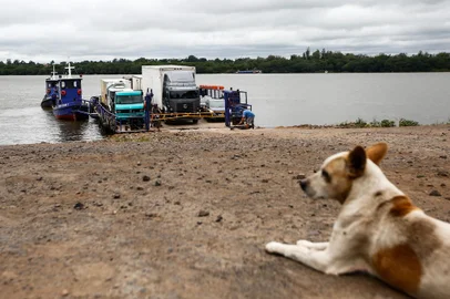 Triunfo, RS, Brasil, 18/01/2023 - Travessia de balsa pelo rio Jacuí entre os municípios de Triunfo e São Jerônimo é opção para encurtar trajeto, enquanto não há ponte na região. - Foto: Jonathan Heckler/Agência RBS<!-- NICAID(15324615) -->