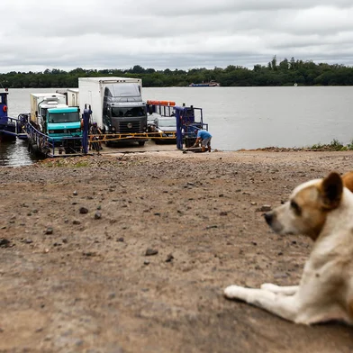 Triunfo, RS, Brasil, 18/01/2023 - Travessia de balsa pelo rio Jacuí entre os municípios de Triunfo e São Jerônimo é opção para encurtar trajeto, enquanto não há ponte na região. - Foto: Jonathan Heckler/Agência RBS<!-- NICAID(15324615) -->