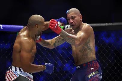 WASHINGTON, DC - JUNE 14: Ciryl Gane of France lands a punch on Alex Pereira of Brazil in the Interim UFC Heavyweight Championship bout during UFC Freedom 250 at the White House on June 14, 2026 in Washington, DC.   Chris Graythen/Getty Images/AFP (Photo by Chris Graythen / GETTY IMAGES NORTH AMERICA / Getty Images via AFP)<!-- NICAID(16306336) -->