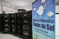 CAXIAS DO SUL, RS, BRASIL, 22/05/2025. Alimentos doados durante evento que reuniu Gigantes do Vôlei em Caxias são doados. (Neimar de Cesero/Agência RBS)Indexador: Neimar De Cesero<!-- NICAID(16043135) -->