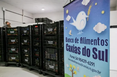 CAXIAS DO SUL, RS, BRASIL, 22/05/2025. Alimentos doados durante evento que reuniu Gigantes do Vôlei em Caxias são doados. (Neimar de Cesero/Agência RBS)Indexador: Neimar De Cesero<!-- NICAID(16043135) -->