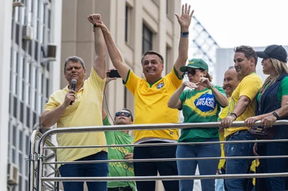 Ato pró-Bolsonaro na Avenida PaulistaSP - ATO/PRÓ-BOLSONARO/PAULISTA - GERAL -  O ex-presidente Jair Bolsonaro (PL) ao lado do governador de São Paulo, Tarcísio de Freitas (Republicanos) na   manifestação em seu apoio na Avenida Paulista, em São Paulo, na tarde deste domingo (25). O ato foi convocado após   Bolsonaro se tornar alvo de investigação sobre tentativa de golpe de Estado.  Inelegível até 2030 por decisão do   Tribunal Superior Eleitoral (TSE), Jair Bolsonaro disse que não se pode concordar que um Poder da República "tire   do palco político quem quer que seja". O ex-presidente pediu que seus aliados e apoiadores foquem nas eleições de   2024 e 2026 e afirmou que o governador de São Paulo, Tarcísio de Freitas (Republicanos), apontado como seu possível   sucessor, está "consagrado na política".    25/02/2024 - Foto: ALLISON SALES/FOTORUA/ESTADÃO CONTEÚDOEditoria: GERALLocal: SÃO PAULOIndexador: ALLISON SALESFotógrafo: FOTORUA<!-- NICAID(15689400) -->