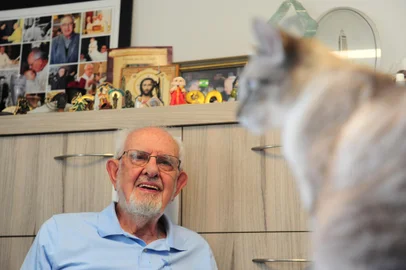 CAXIAS DO SUL, RS, BRASIL, 20/01/2023. A reportagem foi conversaqr com o padre Mário Pedrotti, que  acabou de completar 90 anos. Torcedor do Juventude, ele atua na paróquia de São Pelegrino onde celebra missas e atende aos fiéis, acompanhado do gato Caleb. (Bruno Todeschini/Agência RBS)Indexador: BTK<!-- NICAID(15328776) -->