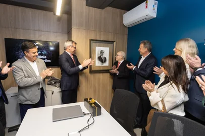 Momento do descerramento da fotografia de José Antonio Fernandes Martins na sala da CIC Caxias que leva seu nome. <!-- NICAID(15833827) -->