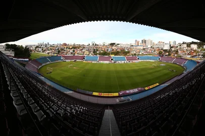 CAXIAS DO SUL, RS, BRASIL, 27/08/2026. Vistas gerais do estádio Francisco Stédile, o estádio Centenário, casa da SER Caxias estará comemorando 50 anos no próximo dia 12 de setembro. O apelido Centenário foi uma homenagem aos cem anos de colonização italiana ocorrido em 1975. (Porthus Junior/Agência RBS)Indexador: Porthus Junior<!-- NICAID(16353913) -->