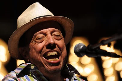 Grammy Award-winning Brazilian musician Sergio Mendes gives a free concert in support of the Blu-Ray and DVD release of the animated film "RIO: The Movie" August 4, 2011 at the Americana on Brand in Glendale, California.  Mendes performs on the film's soundtrack.  AFP PHOTO / Robyn Beck (Photo by ROBYN BECK / AFP)Editoria: ACELocal: GlendaleIndexador: ROBYN BECKSecao: musicFonte: AFPFotógrafo: STR<!-- NICAID(15859833) -->
