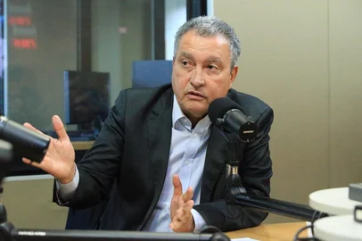 PORTO ALEGRE, RS, BRASIL, 10/06/2025- Ministro Rui Costa e deputado Paulo Pimenta no estúdio rádio Gaúcha falando sobre investimentos no Rio Grande do Sul. Foto: Ronaldo Bernardi / Agencia RBS<!-- NICAID(16056075) -->
