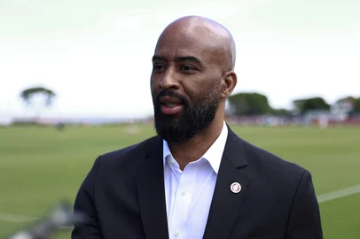 PORTO ALEGRE, RS, BRASIL, 05-01-2026: Jogadores do Internacional participam do primeiro treino da temporada 2026, marcado pela presença do novo treinador, o uruguaio Paulo Pezzolano. A atividade também contou com Abel Braga, Fabinho Soldado e o presidente Alessandro Barcellos. Foto: Jeff Botega/Agência RBSIndexador: jeff botega<!-- NICAID(16197866) -->