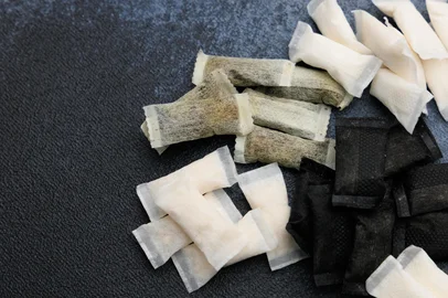 Different types of snus pouches are placed on a dark surface showing various colors and shapes in a neat arrangement in daylight hoursMultiple snus pouches lay on a dark surface. The pouches show different colors and textures. They are placed in a neat arrangement that highlights their distinct forms. Foto:  ir1ska / stock.adobe.comFonte: 2013093069<!-- NICAID(16283357) -->