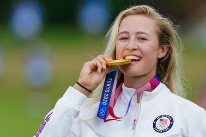Gold medallist USA's Nelly Korda bites her medal on the podium during the victory ceremony of the womens golf individual stroke play during the Tokyo 2020 Olympic Games at the Kasumigaseki Country Club in Kawagoe on August 7, 2021. (Photo by YOSHI IWAMOTO / AFP)Editoria: SPOLocal: KawagoeIndexador: YOSHI IWAMOTOSecao: golfFonte: AFPFotógrafo: STR<!-- NICAID(14856997) -->