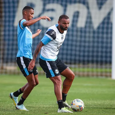 RS - FUTEBOL/ PRE-TEMPORADA GREMIO 2024 - ESPORTES - Jogadores do Gremio realizam exames medicos, no CT Presidente Luiz Carvalho, durante o terceiro dia da Pre-Temporada Gremio Esportes da Sorte 2024. FOTO: LUCAS UEBEL/GREMIO FBPANa foto: André Henrique (E) e João Pedro Galvão (D), centroavantes do Grêmio<!-- NICAID(15648998) -->