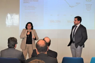 Secretaria da Fazenda divulga resultado da dívida pública estadual de 2022. Secretária da Fazenda do RS, Pricilla Santana, ao lado do secretário adjunto da Fazenda, Itanielson Cruz.<!-- NICAID(15427744) -->