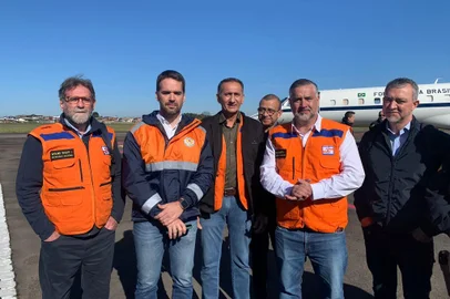 Em coletiva de imprensa nesta de quarta-feira (6), realizada no Aeroporto Hugo Cantergiani, em Caxias, o ministro da Integração e do Desenvolvimento Regional, Waldez Góes, anunciou que o Governo Federal está enviando recursos financeiros, materiais e aeronaves para o Rio Grande do Sul.Esquerda para direita Wolnei Wolf, Eduardo Leite, Valdez Góes, Paulo Pimenta e Edgar Prettob<!-- NICAID(15533068) -->