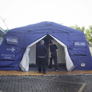 Porto Alegre, RS, Brasil, 18-04-2025: Hospital de campanha para tratamento de pacientes com dengue aberto pelo Grupo Hospitalar Conceição (GHC) ao lado da Unidade de Pronto Atendimento (UPA) Moacyr Scliar, no bairro São Sebastião, na Zona Norte. A região concentra quase metade dos 4 mil casos de dengue registrados na Capital. Foto: Mateus Bruxel / Agencia RBSIndexador: MATEUS BRUXEL<!-- NICAID(16019626) -->