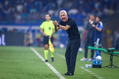 Na foto: Luís CastroRS - FUTEBOL/CAMPEONATO BRASILEIRO 2026/GREMIO X CRUZEIRO  - ESPORTES - Lance da partida entre Gremio e Cruzeiro disputada na noite deste sabado, no Estadio do Mineira, em Belo Horizonte, valida pela Campeonato Brasileiro 2026. FOTO: LUCAS UEBEL/GREMIO FBPA<!-- NICAID(16268707) -->