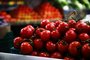 PORTO ALEGRE, RS, BRASIL, 08-10-2020: Alta do preço do tomate reflete na cesta básica e no balcão das fruteiras (FOTO FÉLIX ZUCCO/AGÊNCIA RBS, Editoria de Geral).<!-- NICAID(14612189) -->