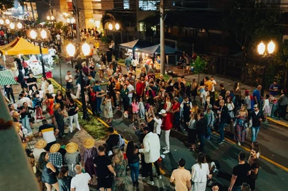 15ª edição do Jantar sob as Estrelas, ocorre neste sábado (8), a partir das 17h, na Via Gastrô, em Bento Gonçalves. <!-- NICAID(15971289) -->