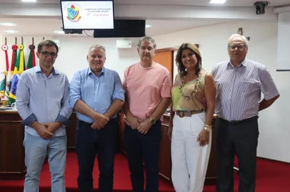 O presidente do Legislativo caxiense foi eleito na tarde desta quinta-feira (16/02), durante encontro na Câmara Municipal de Antônio Prado, o vice-presidente do Parlamento Regional da Serra Gaúcha. Zé Dambrós/PSB estará junto da nova direção que comandará o Parlamento Regional em 2023. Como presidente, foi escolhido Gilmar Peruzzo (Nova Prata), secretária-geral, Mara Garibi Guzzo (Veranópolis), secretário-adjunto, Antônio Luís Brochetto (São Marcos) e tesoureiro, Gelsomir Corassa (Antônio Prado). Também foram conhecidos os integrantes e suplentes dos Conselhos, Fiscal e Deliberativo. A escolha da chapa única eleita foi contemplada e votada pelos presidentes das Câmaras Municipais da Região Metropolitana da Serra Gaúcha, integrantes do Parlamento.<!-- NICAID(15351925) -->