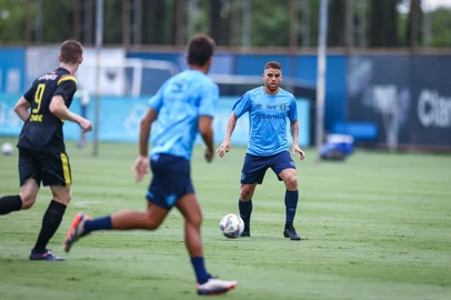 RS - FUTEBOL/ TREINO GREMIO 2025 - ESPORTES - Jogadores do Gremio realizam jogo-treino durante a manha desta terca-feira, no CT Luiz Carvalho, na preparaÃ§Ã£o para a partida valida pelo Campeonato Gacuho 2025. Na foto, Cuéllar. FOTO: LUCAS UEBEL/GREMIO FBPA<!-- NICAID(15963502) -->