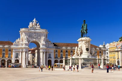 Governo de Portugal vai notificar mais de 5 mil brasileiros para que deixem o país<!-- NICAID(16051248) -->