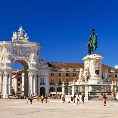 Governo de Portugal vai notificar mais de 5 mil brasileiros para que deixem o país<!-- NICAID(16051248) -->