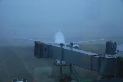 PORTO ALEGRE, RS, BRASIL, 25/04/2025- Neblina toma conta do aeroporto salgado filho, cancelando pousos e decolagens. Foto: Ronaldo Bernardi / Agencia RBS<!-- NICAID(16024083) -->