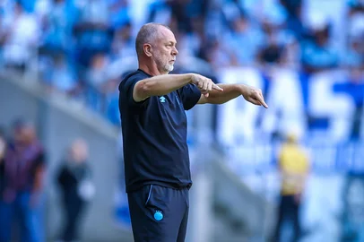 RS - FUTEBOL/CAMPEONATO BRASILEIRO 2025/GREMIO x SANTOS - ESPORTES - Lance da partida entre Gremio e Santos disputada na tarde deste domingo, na Arena do Gremio, em partida valida pela Campeonato Brasileiro 2025. Na foto, Mano Menezes. FOTO: LUCAS UEBEL/GREMIO FBPA<!-- NICAID(16030727) -->
