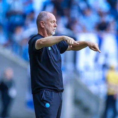 RS - FUTEBOL/CAMPEONATO BRASILEIRO 2025/GREMIO x SANTOS - ESPORTES - Lance da partida entre Gremio e Santos disputada na tarde deste domingo, na Arena do Gremio, em partida valida pela Campeonato Brasileiro 2025. Na foto, Mano Menezes. FOTO: LUCAS UEBEL/GREMIO FBPA<!-- NICAID(16030727) -->