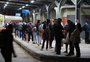 Passageiros de linhas de ônibus com maiores demandas em Porto Alegre começam o dia com filas e superlotação