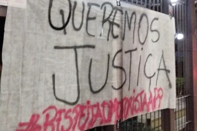 Cerca de 30 motoristas de aplicativo se reuniram na noite desta sexta-feira (26) para protestar contra a agressão sofrida por um colega no final da noite da última quinta-feira (26). O condutor foi abordado por quatro homens na rua 24 de outubro, no bairro Axuiliadora. Um deles relatou à polícia que teve sua mochila roubada de dentro de um carro e, após um rastreamento, chegaram ao carro, onde o motorista aguardava por clientes.<!-- NICAID(15440080) -->
