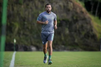 Meia Nenê realiza atividades sem bola após a lesão no pé.<!-- NICAID(15663695) -->