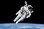 flutuação livreEm Fevereiro de 1984 o astronauta Bruce Mccandless começou o primeiro vôo no espaço, graças ao dispositivo Jetpack-like, chamado Manned Maneuvering Unit, ou MMU Fonte: Nasa Fotógrafo: Nasa Data Evento: 00/02/1984<!-- NICAID(400744) -->
