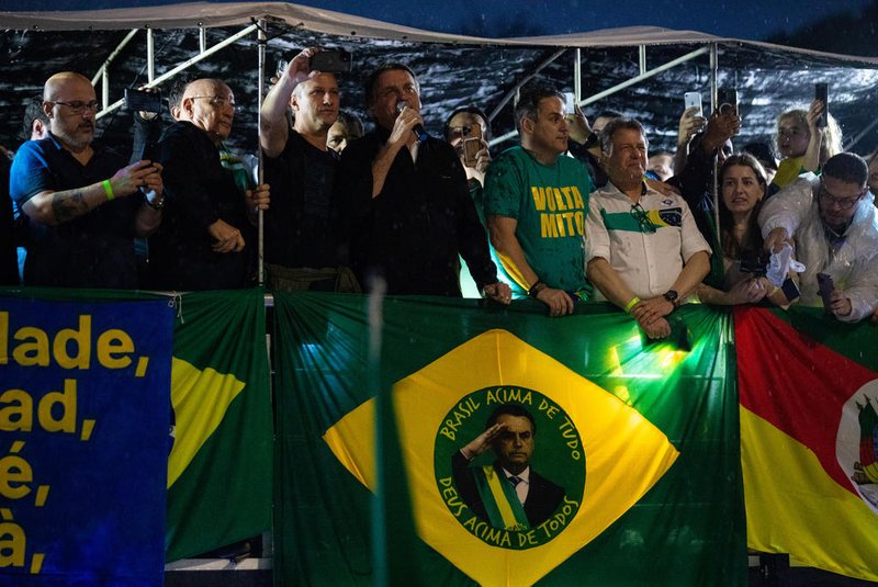 Bolsonaro no parcão. - Camila Hermes<!-- NICAID(15601224) -->