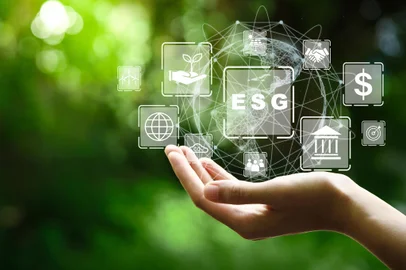 ESG icon concept in the hand for environmental, social, and governance in sustainable and ethical business on the Network connection on a green background.Fonte: 461257092<!-- NICAID(14925450) -->