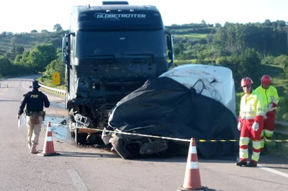 Mulher morre em colisão frontal entre carro e caminhão no Sul do RS<!-- NICAID(15287767) -->