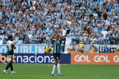 Partida entre Grêmio e Corinthians, na Arena, em Porto Alegre pela 38ª rodada do Campeonato Brasileiro.Foto: Jefferson Botega/Agencia RBS.Indexador: jeff botega<!-- NICAID(15931346) -->