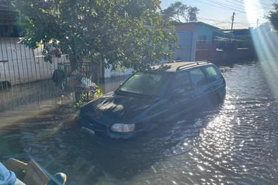 Moradores de Eldorado do Sul voltaram a enfrentar o avanço da água nas ruas da cidade na madrugada desta quarta-feira (24). A partir da meia-noite, o nível subiu ainda mais e atingiu principalmente o bairro Cidade Verde e áreas próximas.Também já há uma lâmina d’água na entrada da cidade pela BR-290, mas que não impede o acesso e saída do município.<!-- NICAID(16065985) -->
