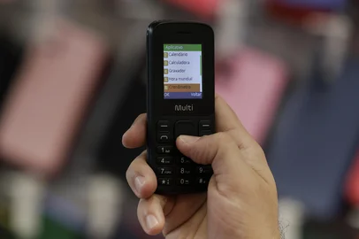 PORTO ALEGRE, RS, BRASIL, 06-10-2025: Telefone celular com menos recursos e aplicativos, conhecidos como "dumbphone", à venda na loja Roberto Celular, na zona norte de Porto Alegre. Pessoas têm buscado esses aparelhos como alternativa aos celulares com várias ferramentas e funções. De acordo com Gabriel Ouriques, sócio da Roberto Celular, os dumbphones - também chamados de "telefone do vovô" ou de "feature phone" - estão no top 10 de vendas das lojas da rede. Foto: Mateus Bruxel/Agência RBSIndexador: MATEUS BRUXEL<!-- NICAID(16140021) -->