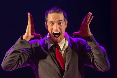 Mateus Solano circula pelo Rio Grande do Sul com seu primeiro monólogoAtor dá vida ao personagem Augusto em busca de significado em "O Figurante"Um dos nomes mais celebrados da dramaturgia brasileira, Mateus Solano traz aos palcos gaúchos o espetáculo "O Figurante", seu primeiro monólogo. A montagem, que reflete sobre visibilidade, reconhecimento e pertencimento a partir da história de um figurante do audiovisual que começa a questionar a importância de seu trabalho e de sua própria vida, realiza turnê pelo Rio Grande do Sul em outubro, através do Circuito Sesc de Artes Cênicas.<!-- NICAID(16140746) -->